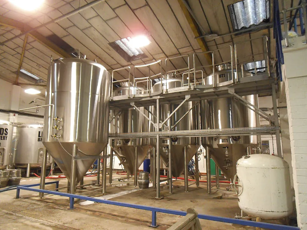 Leeds Brewery 厂房内的不锈钢发酵罐，圆柱形罐身下方为锥底