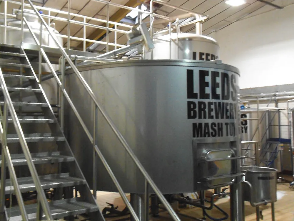 Leeds Brewery 厂房内标有MASH TUN字样的不锈钢糖化设备