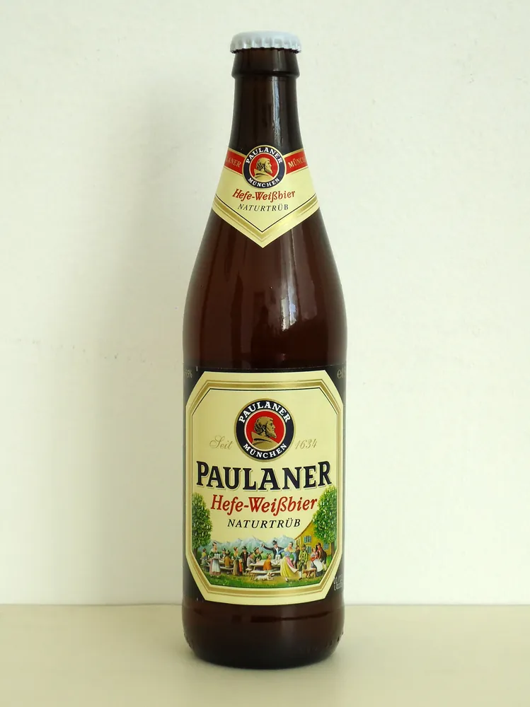 一瓶Paulaner Hefe-Weißbier Naturtrüb，正面同时标有品牌与酒款名称